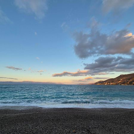 Captain'S Home Loutraki Esterno foto